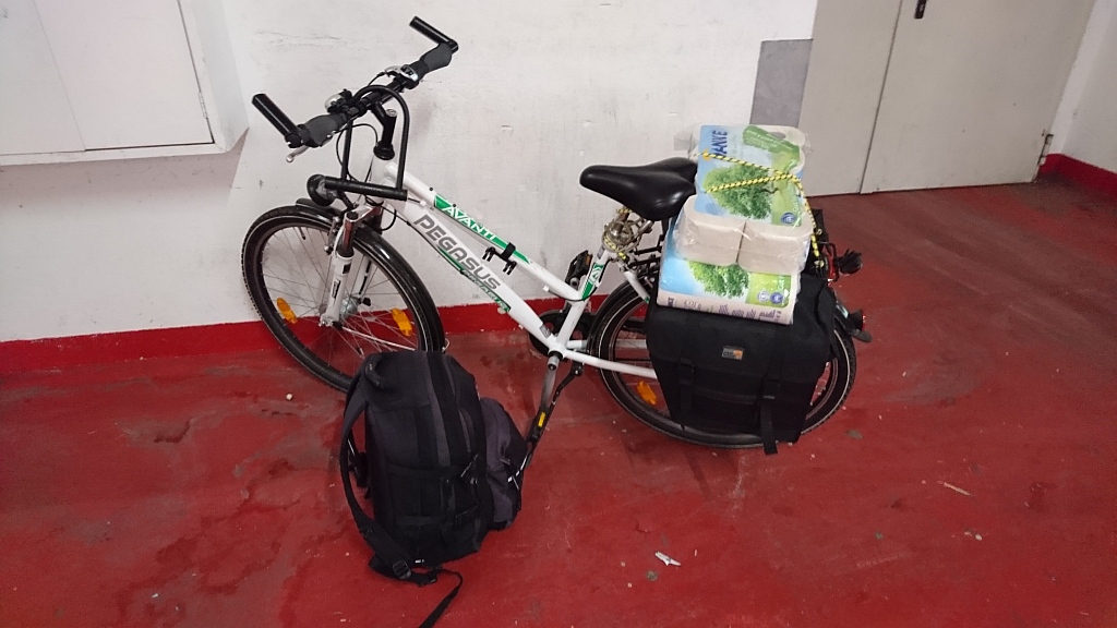 Vollgepacktes Fahrrad in Supermarkt-Tiefgarage