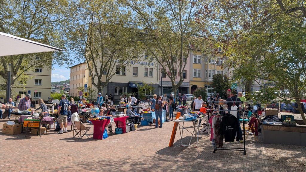Der Platz vor dem Stadtteilzentrum, gefüllt mit den Flohmarktständen und ersten Besuchern.