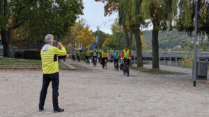 Kurzes Treffen mit Mitradel-Aktion: Road2COP31 Die Radtour zur diesjährigen Klimakonferenz (Mitradel-Aktion: Road2COP31) kommt vorbei an den Trauerweiden auf den Platz am Rhein-Nahe-Ecke geradelt.